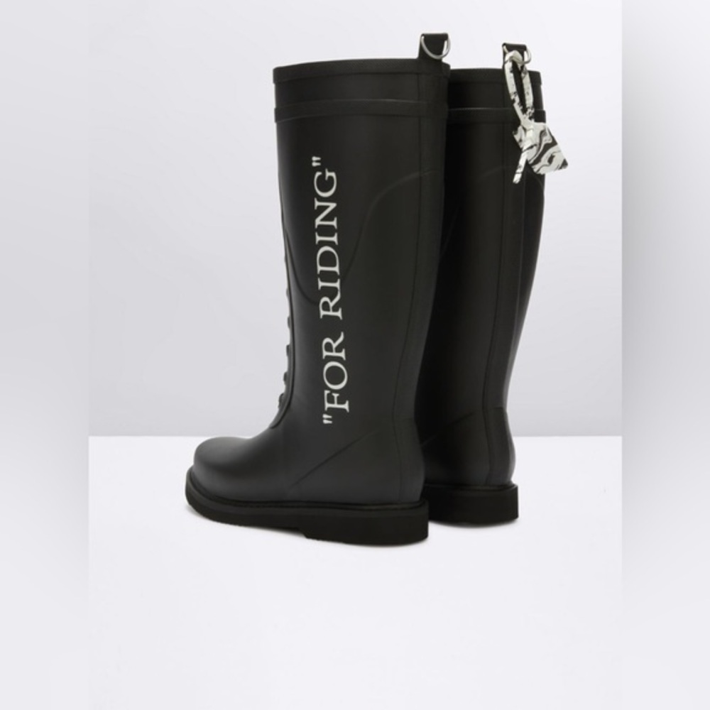 For Riding Boots
Knee-high leather boots in black. Round toe